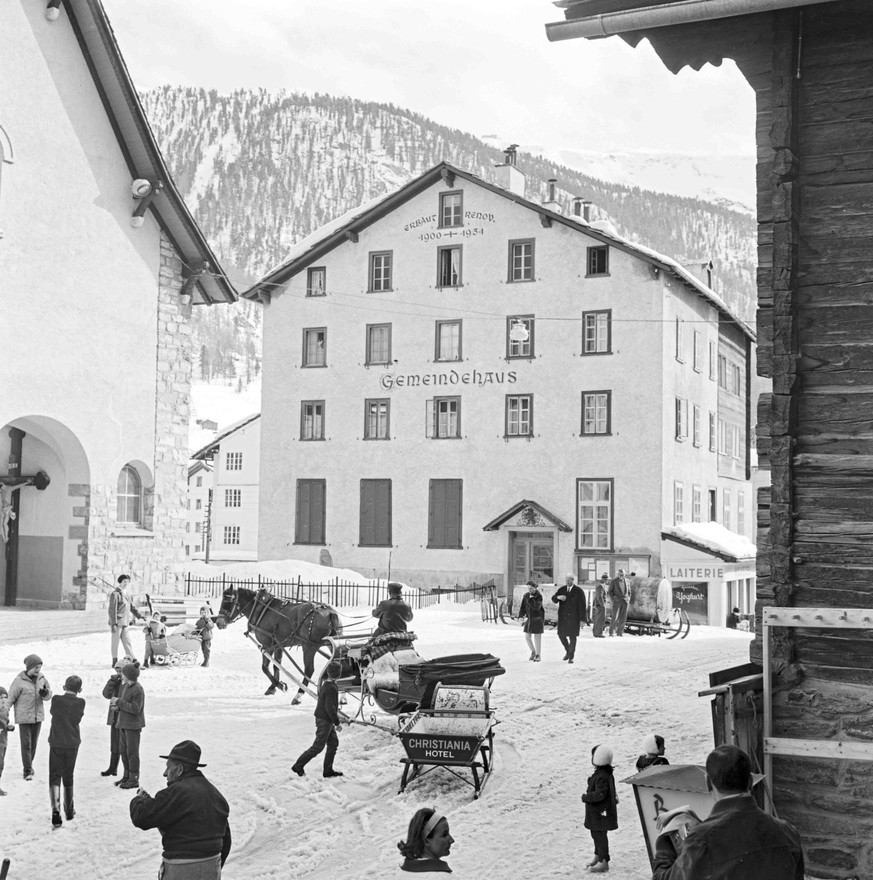 Das Gemeindehaus in Zermatt im Kanton Wallis, aufgenommen im Maerz 1957. (KEYSTONE/PHOTOPRESS-ARCHIV/Gassmann)