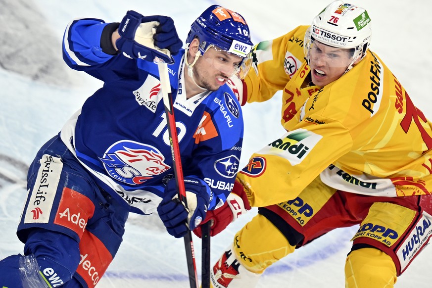 Der Zuercher Sven Andrighetto, links, gegen den Bieler Jere Sallinen, rechts, im dritten Eishockey Playoff-Viertelfinalspiel der National League zwischen den ZSC Lions und dem EHC Biel-Bienne im Halle ...