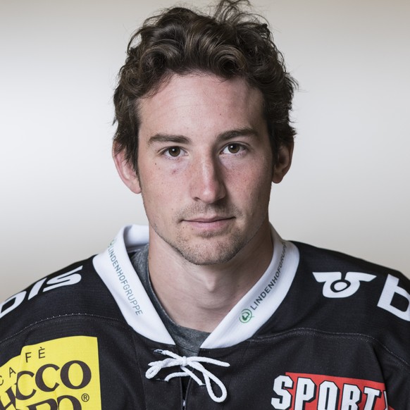 Portrait von Adam Almquist, Spieler des SC Bern, am Dienstag, 14. August 2018 vor dem Training in Bern. (KEYSTONE/Alessandro della Valle)