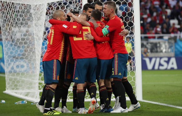 epa06840115 Players of Spain celebrate the 1-1 goal during the FIFA World Cup 2018 group B preliminary round soccer match between Spain and Morocco in Kaliningrad, Russia, 25 June 2018.

(RESTRICTIO ...