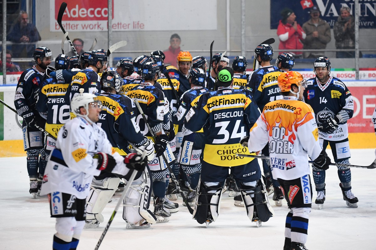 Ambri's player celebrate their 2-1 victory, during preliminary round game of National League Swiss Championship 2017/18 between HC Ambri Piotta and HC Fribourg Gotteron, at the ice stadium Valasc ...