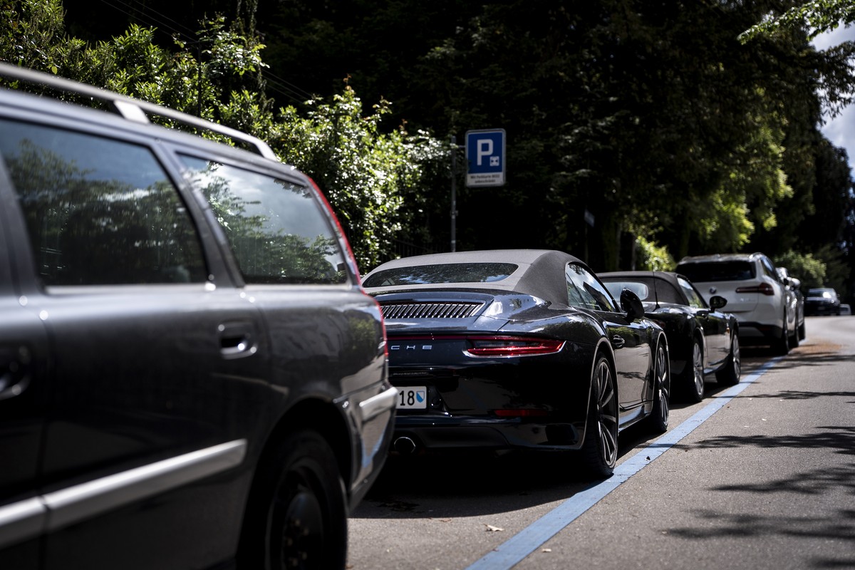 Parkierte Autos stehen auf einem Parkplatz in der blauen Zone im Kreis 7 am Dienstag, 12. Mai 2026 in Zuerich Hirslanden. (KEYSTONE/Claudio Thoma)