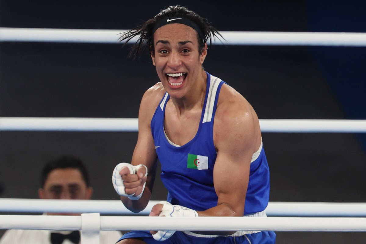 epa11531898 Imane Khelif of Algeria celebrates winnig against Janjaem Suwannapheng of Thailand in their Women's 66kg semifinal of the Boxing competitions in the Paris 2024 Olympic Games, at Rolan ...