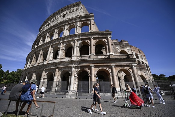 epa09235058 Tourists at the Colosseum in Rome, Italy, 29 May 2021. The Italian government is gradually easing lockdown measures after months of restrictions due to the coronavirus (COVID-19) pandemic  ...