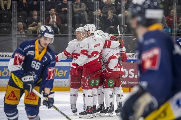 Die Lausanner mit Ronalds Kenins, mitte links, und Tim Bozon, mitte, feiern das Tor zum 0:3 beim Eishockey Qualifikationsspiel der National League zwischen dem EV Zug und dem Lausanne HC am Dienstag,  ...