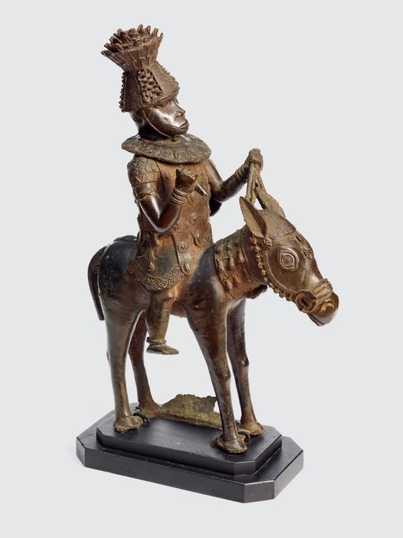 Reiterfigur aus dem Königtum Benin. Der hier angefügte Kopf gehört eigentlich nicht zur Figur. Er ist einem Kopf im British Museum nachgebildet. Wo der originale Kopf ist, und wie die Reiterfigur ihn  ...