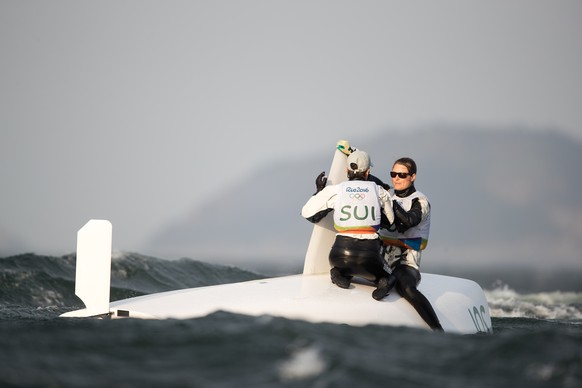 Linda Fahrni (SUI), Maja Siegenthaler (SUI) am Sonntag, 14. August 2016, waehrend dem Rennen der Damen in der 470er Klasse im Segelbewerb in Rio de Janeiro. Die Olympischen Sommerspiele 2016 finden vo ...