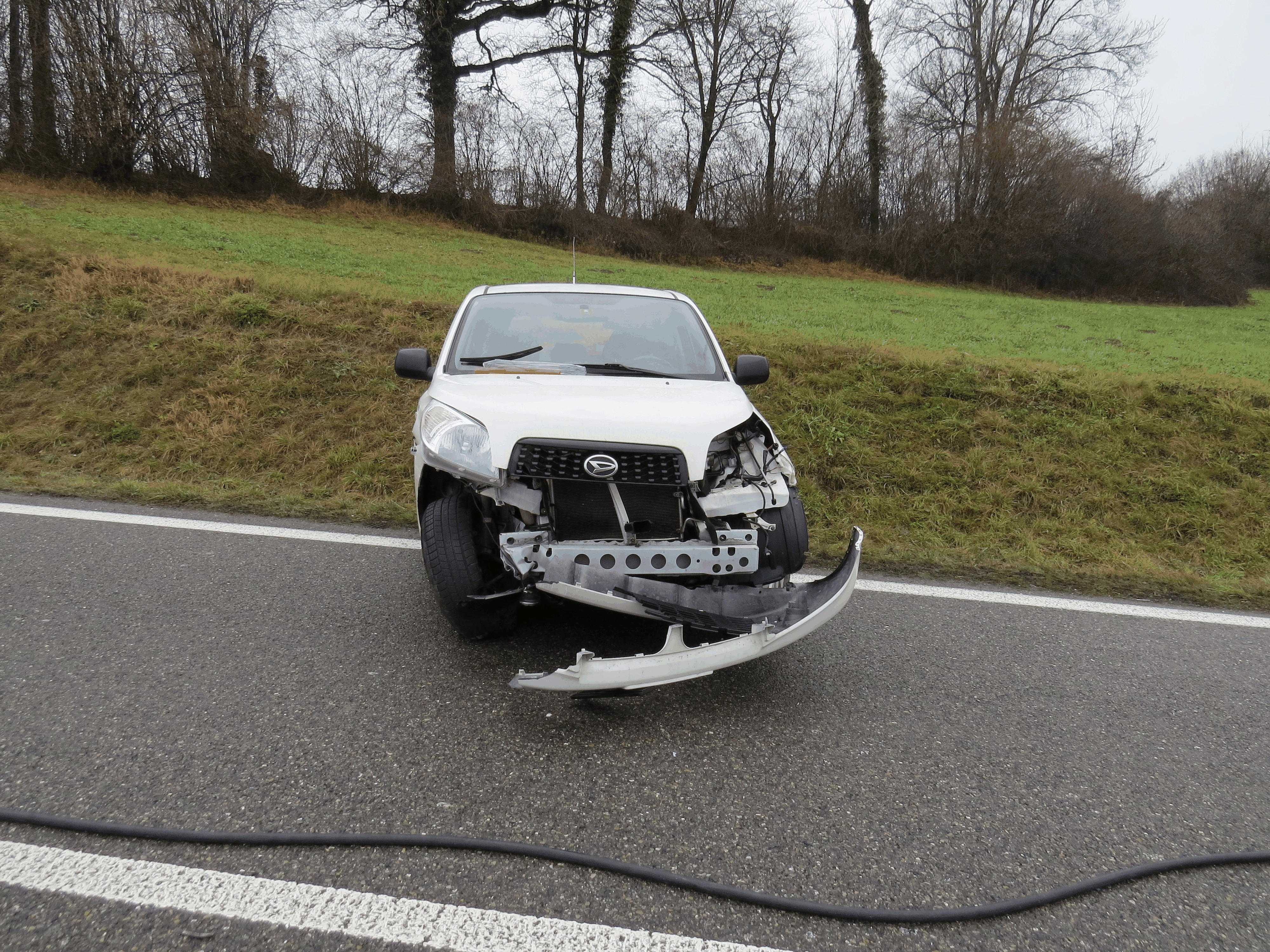 Der weisse Daihatsu kam auf die Gegenfahrbahn.