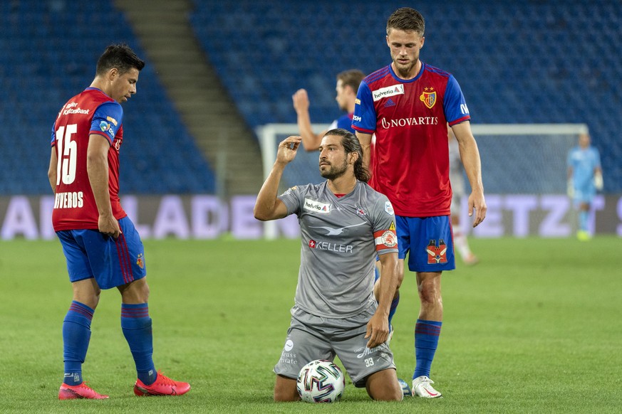 Basels Blas Riveros, Winterthurs Davide Calla und Basels Ricky van Wolfswinkel, von links, im Fussball Schweizer Cup Halbfinal zwischen dem FC Basel 1893 und dem FC Winterthur im Stadion St. Jakob-Par ...