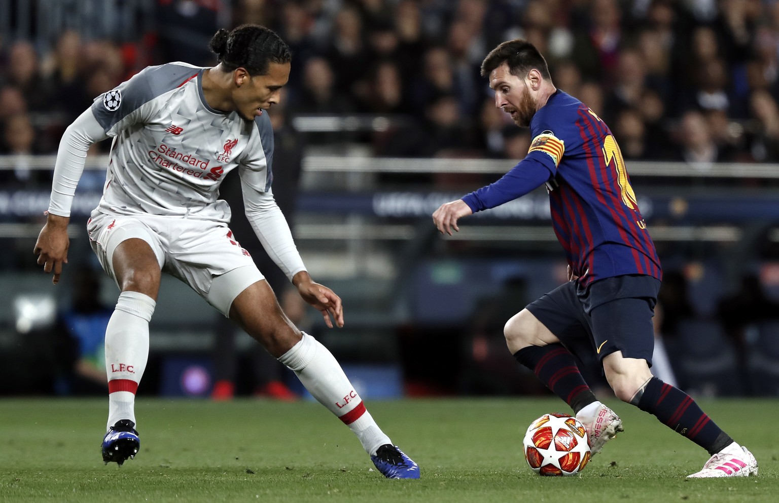 Im Halbfinal-Hinspiel der Champions League wirbelt Messi, Barcelona gewinnt mit 3:0. Nach dem 0:4 im Rückspiel in Liverpool jubelt van Dijk.