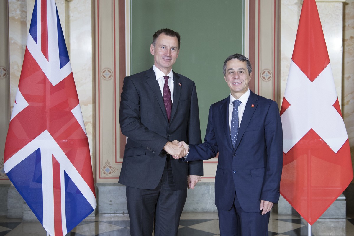 Swiss Federal Councilor Ignazio Cassis, right, welcomes British Foreign Secretary Jeremy Hunt in Bern, Switzerland, Thursday, Oct. 25, 2018. (Peter Schneider/Keystone via AP)