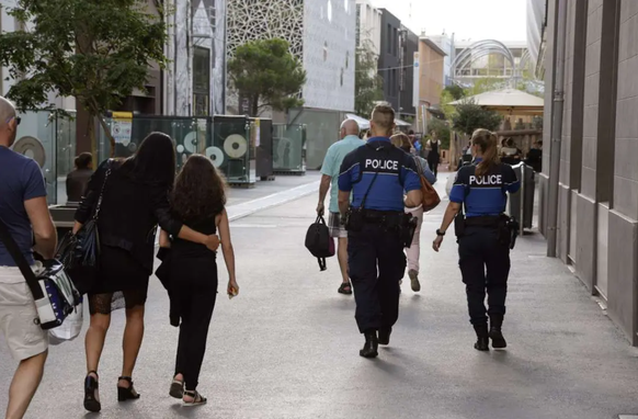 Nach mehreren Vorfällen in der Kritik: Mitglieder des Lausanner Polizeikorps mit Waffen auf Patrouille.