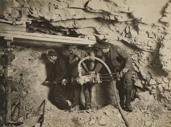 Der Durchstich erfolgte im Februar 1912.
https://www.jungfrau.ch/de-ch/jungfraujoch-top-of-europe/bau-der-jungfraubahn/