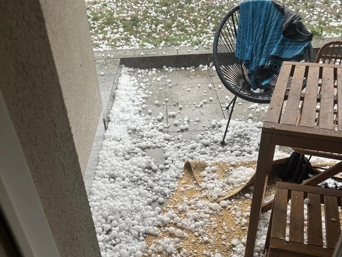 En progressant vers l'est, les intempéries ont continué à faire des dégâts. Dans le canton de Zurich, des images reçues par watson montrent des grêlons atteignant la taille d'une balle de go ...