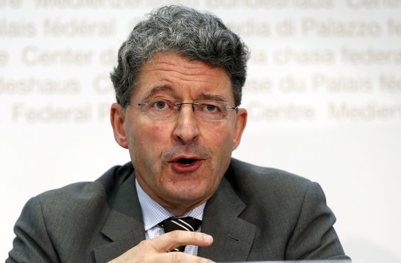 Swiss People&#039;s Party SVP National Councilor Heinz Brand gestures during a news conference on asylum politics in Bern, Switzerland May 26, 2015. REUTERS/Ruben Sprich