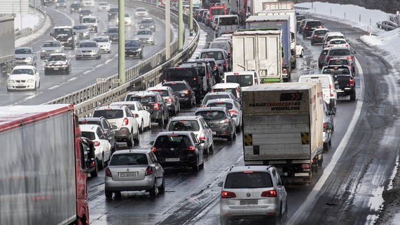 Autofahrer warten auf der Autobahn A1 in Richtung Winterthur im Stau, am Donnerstag, 5. Januar 2016, in Duebendorf. Auf der A1 in Richtung St. Gallen standen Reisende ab Affoltern bis Winterthur vorue ...