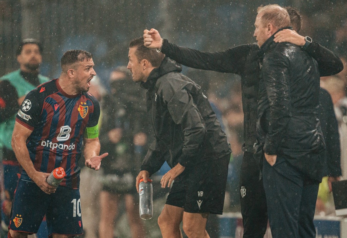20.08.2025, Fussball, Herren, Champions League Playoffs, Saison 25-26, FC Basel vs FC Kopenhagen Xherdan Shaqiri 10 FC Basel schreit die Trainer an nach der roten Karte St. Jakob-Park, Basel, Schweiz  ...