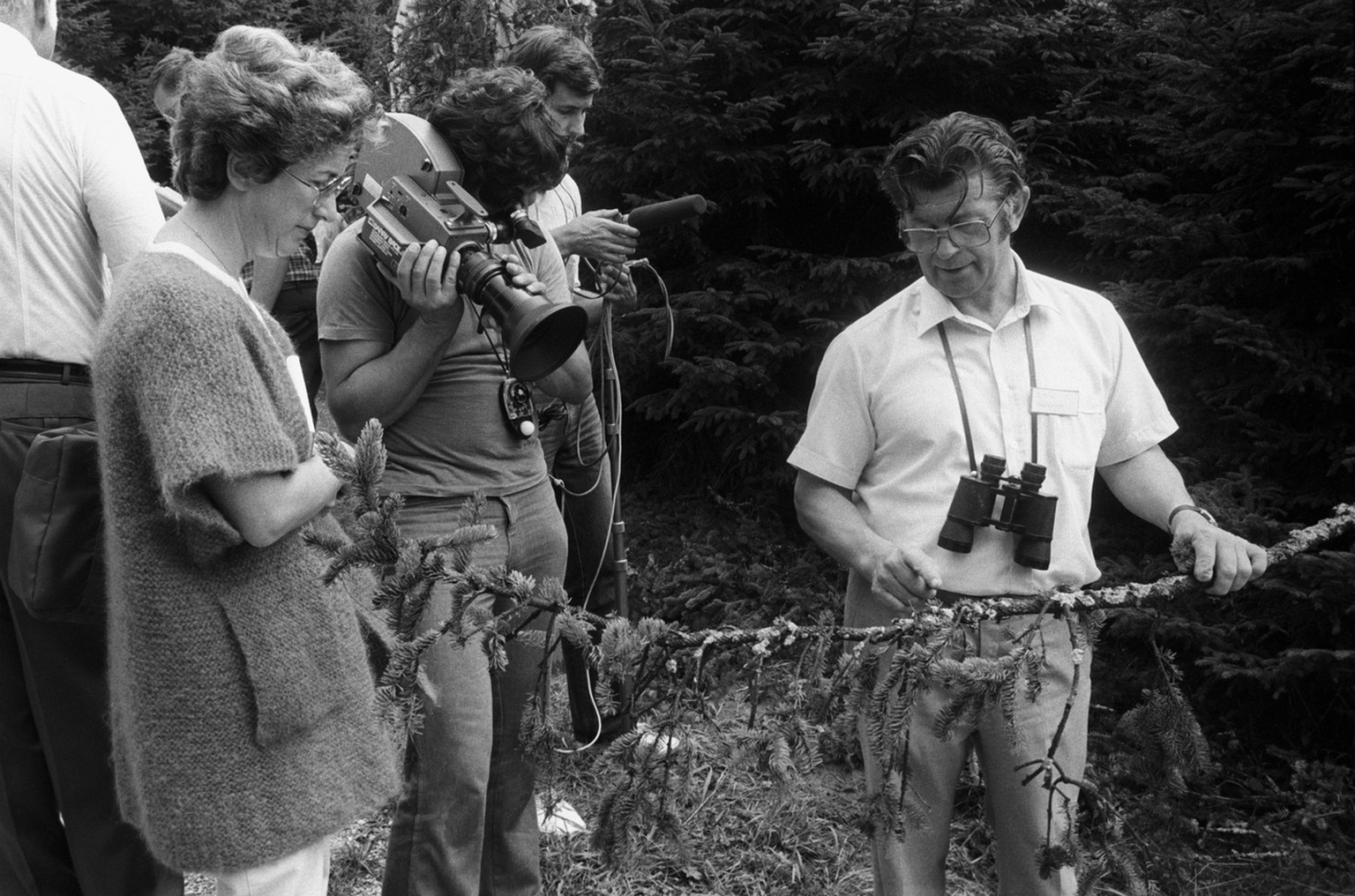 Mit einer Pressekonferenz vor Ort in der Umgebung von Zofingen, Kanton Aargau, klaeren Vertreter des Bundesamts fuer Forstwesen, BFF, Journalisten und Journalistinnen ueber den Stand des Waldsterbens  ...