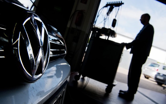 epa05354691 A master mechanic uploading a software update to a Volkswagen Golf with a 2.0 liter Diesel motor as part of the callback due to the emission scandal, in a Volkswagen garage near Hanover, G ...