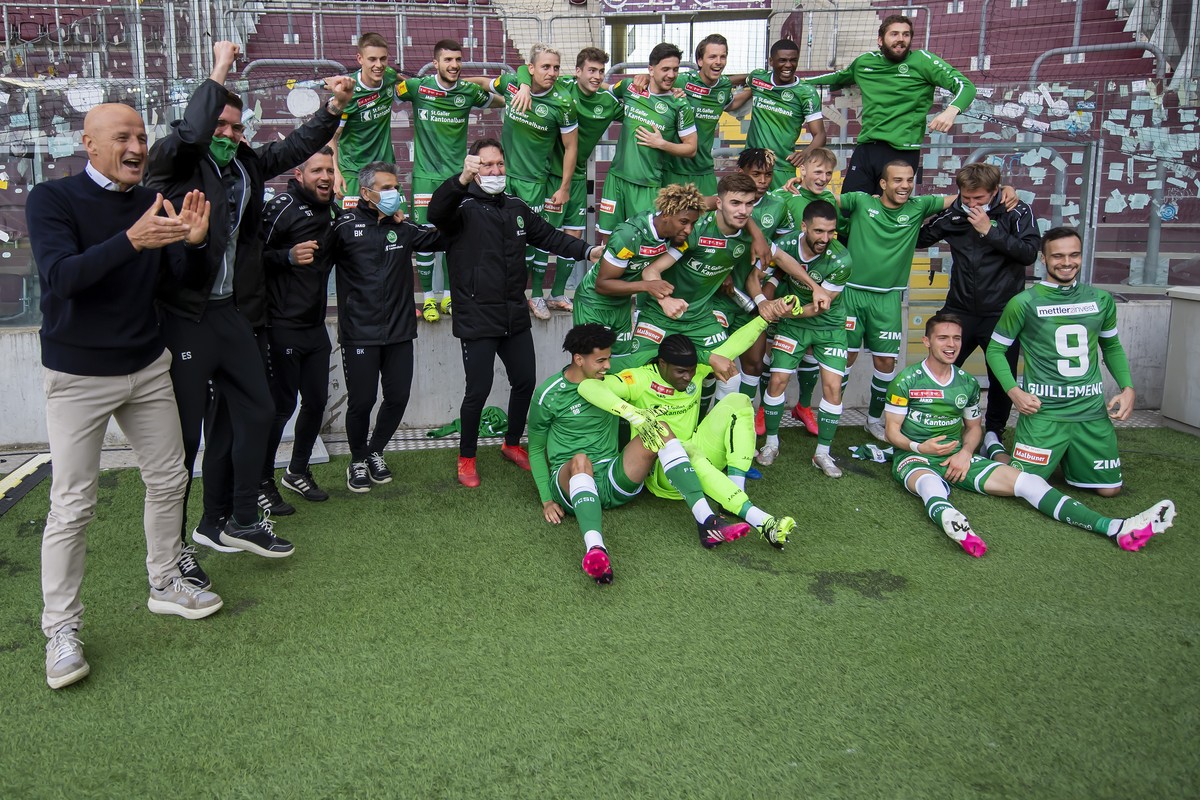 Les joueurs st-gallois et l'entraineur st-gallois Peter Zeidler, gauche, laissent eclater leurs joie, lors de la rencontre de demi-finale de la Coupe de Suisse entre Servette FC et FC St. Gallen  ...