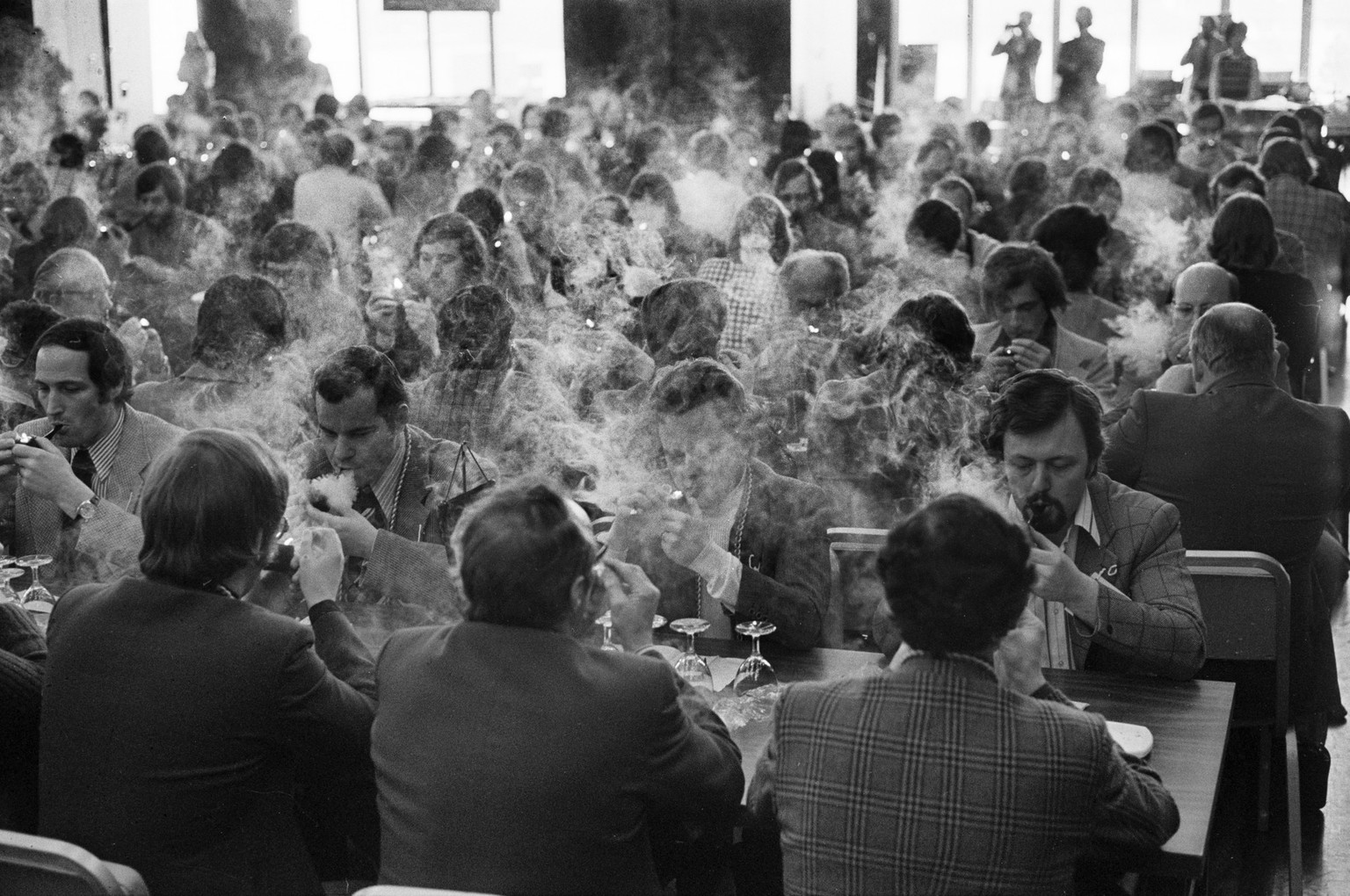 In Regensdorf finden am 8. Maerz 1975 die Schweizermeisterschaften im Pfeifenrauchen statt. Alle Teilnehmenden erhalten eine Backpfeife aus der Schweizer Produktion, zwei Zuendhoelzer und drei Gramm P ...