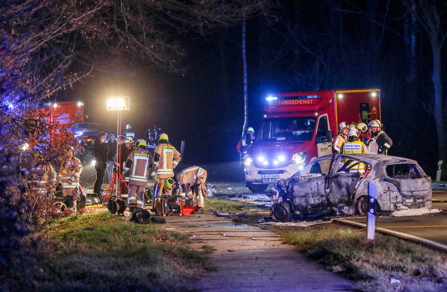 ARCHIV - 22.12.2018, Nordrhein-Westfalen, Stolberg: Feuerwehrleute stehen an zwei Fahrzeugen, die frontal zusammengestoßen waren. Den Unfall mit fünf Toten in Stolberg bei Aachen kurz vor Weihnachten  ...