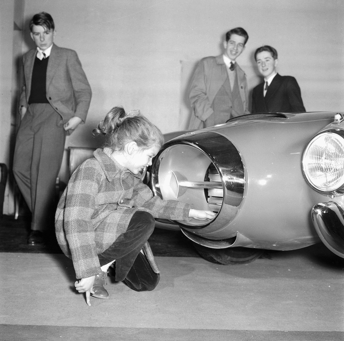 Fotograf:
Comet Photo AG (Zürich) 
Titel:
Genf, Autosalon, Lancia PF200 Spyder 
Beschreibung:
Fahrgestell: Aurelia B52, Karosserie von Pininfarina 
Datierung:
1954 
Enthalten in:
Autosalon Genf, 1954.