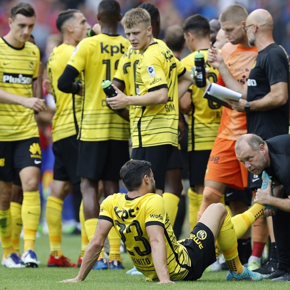Der angeschlagene Loris Benito wird waehrend einer Trinkpause behandelt, im Super League Spiel zwischen dem FC Basel und dem BSC Young Boys Bern, am Sonntag, 7. August 2022 im Stadion St. Jakob-Park i ...
