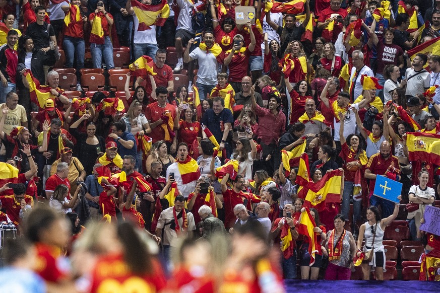 epa12257251 Spanish fans celebrate after Spain won the UEFA Women&#039;s EURO 2025 semi final soccer match between Germany and Spain, in Zurich, Switzerland, 23 July 2025. EPA/TIL BUERGY