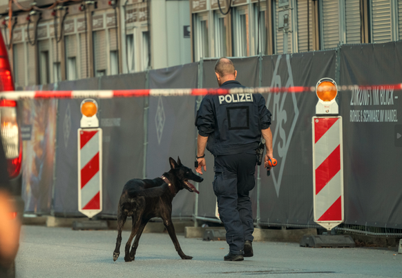 Ein Polizist am Donnerstag am Tatort in München.