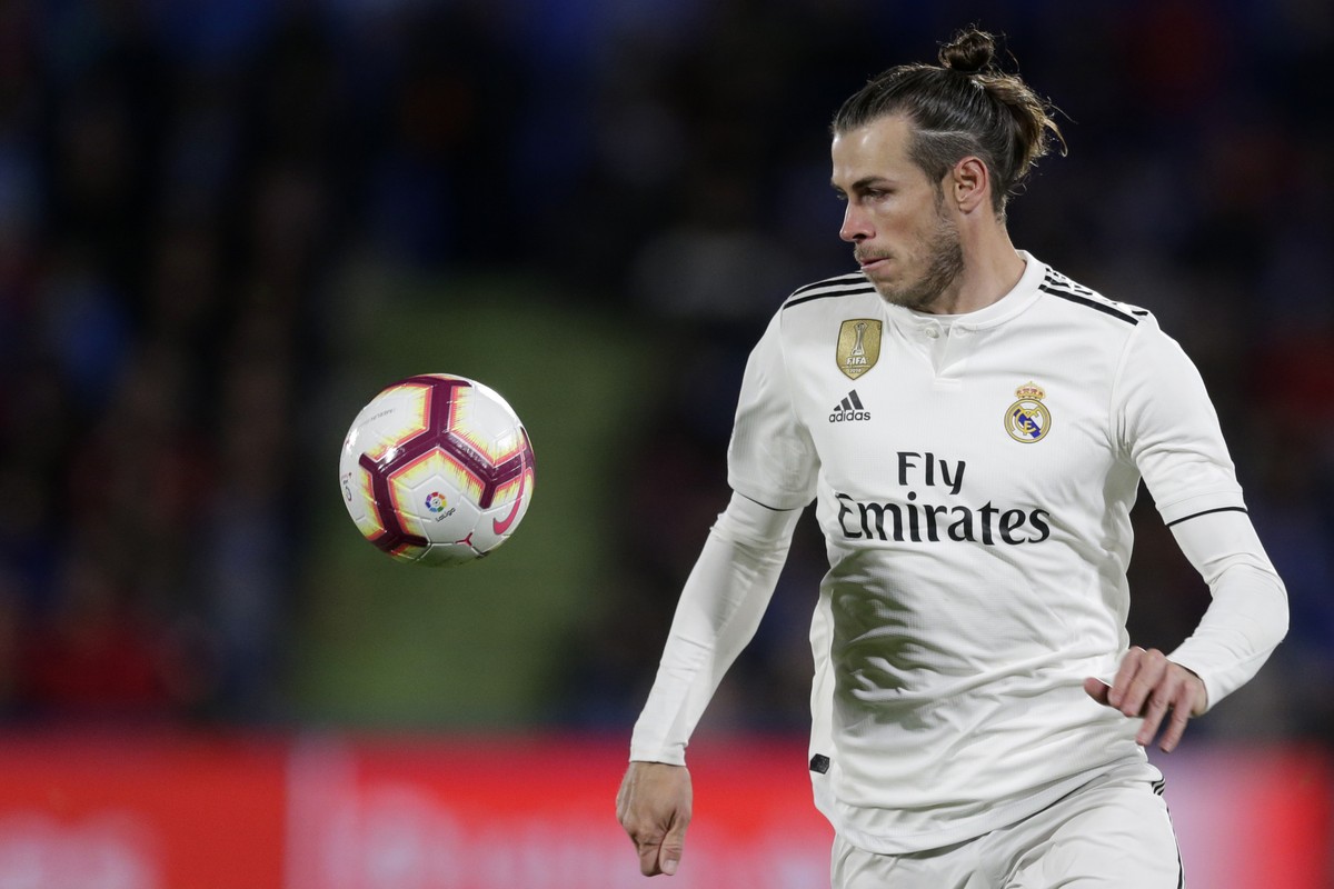 Real Madrid's Gareth Bale eyes the ball during a Spanish La Liga soccer match between Getafe and Real Madrid at the Alfonso Perez stadium in Getafe, Spain, Thursday, April 25, 2019. (AP Photo/Ber ...