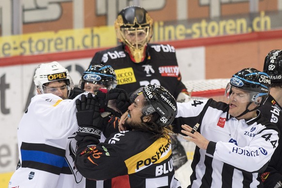 Berns Eric Blum, rechts, pruegelt sich mit Fribourgs Tristan Vauclair im Eishockey Meisterschaftsspiel der National League zwischen dem SC Bern und dem HC Fribourg-Gotteron, am Samstag, 18. November 2 ...