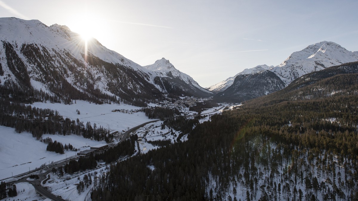 Die Sonne geht auf ueber Punt Muragl und Pontresina im Engadin, Luftaufnahme aufgenommen anlaesslich des Engadiner Skimarathons am Sonntag, 8. Maerz 2015, ueber Punt Muragl. (KEYSTONE/Gian Ehrenzeller ...