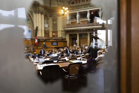 Nationalraete debattieren waehrend der Sommersession der Eidgenoessischen Raete, am Donnerstag, 16. Juni 2022, im Bundeshaus in Bern. (KEYSTONE/Peter Klaunzer)