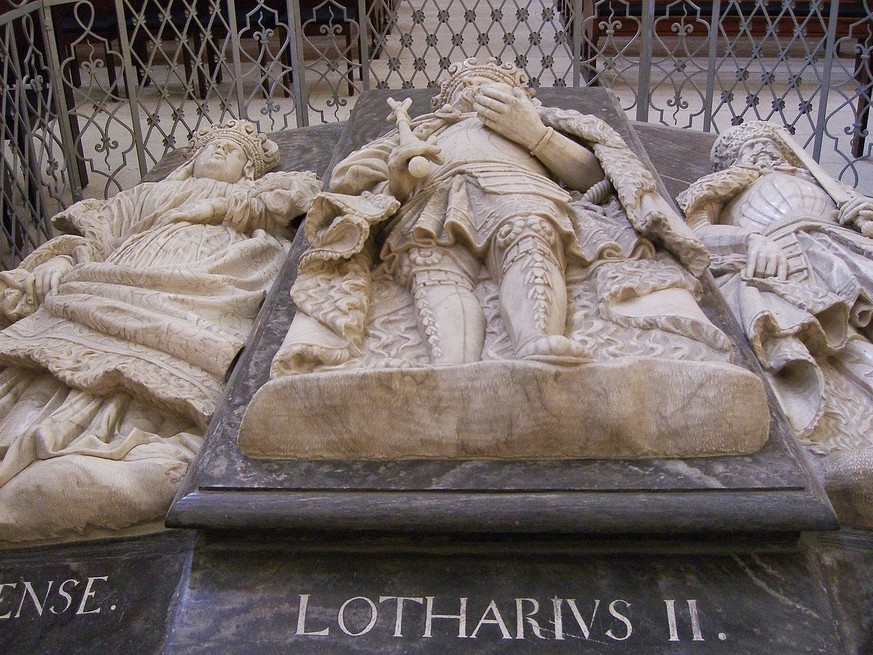 Barocke Grabskulptur im Kaiserdom Königslutter: Lothar zwischen seiner Frau Richenza und ihrem Schwiegersohn Heinrich dem Stolzen
https://commons.wikimedia.org/w/index.php?curid=18382440