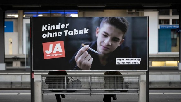 Am 13. Februar 2022 stimmte die Bevölkerung der Volksinitiative «Kinder ohne Tabak» zu. Zigarettenwerbung, die Kinder und Jugendliche erreicht, soll verboten werden.