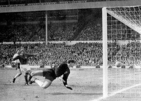 Das vermutlich umstrittenste Tor der Fussballgeschichte: Geoff Hursts «Wembley-Goal» im WM-Final 1966. Auch bald 50 Jahre danach wollen die Regelhüter nichts von einem Videobeweis wissen.