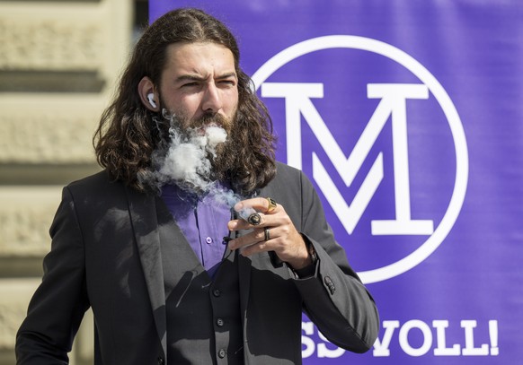 Nicolas Rimoldi, Praesident von der Bewegung Mass-Voll und weitere Personen verschiedener Gruppierungen reichen ueber 20 000 Unterschriften fuer das E-ID Referendum ein, am Dienstag, 22. April 2025, i ...