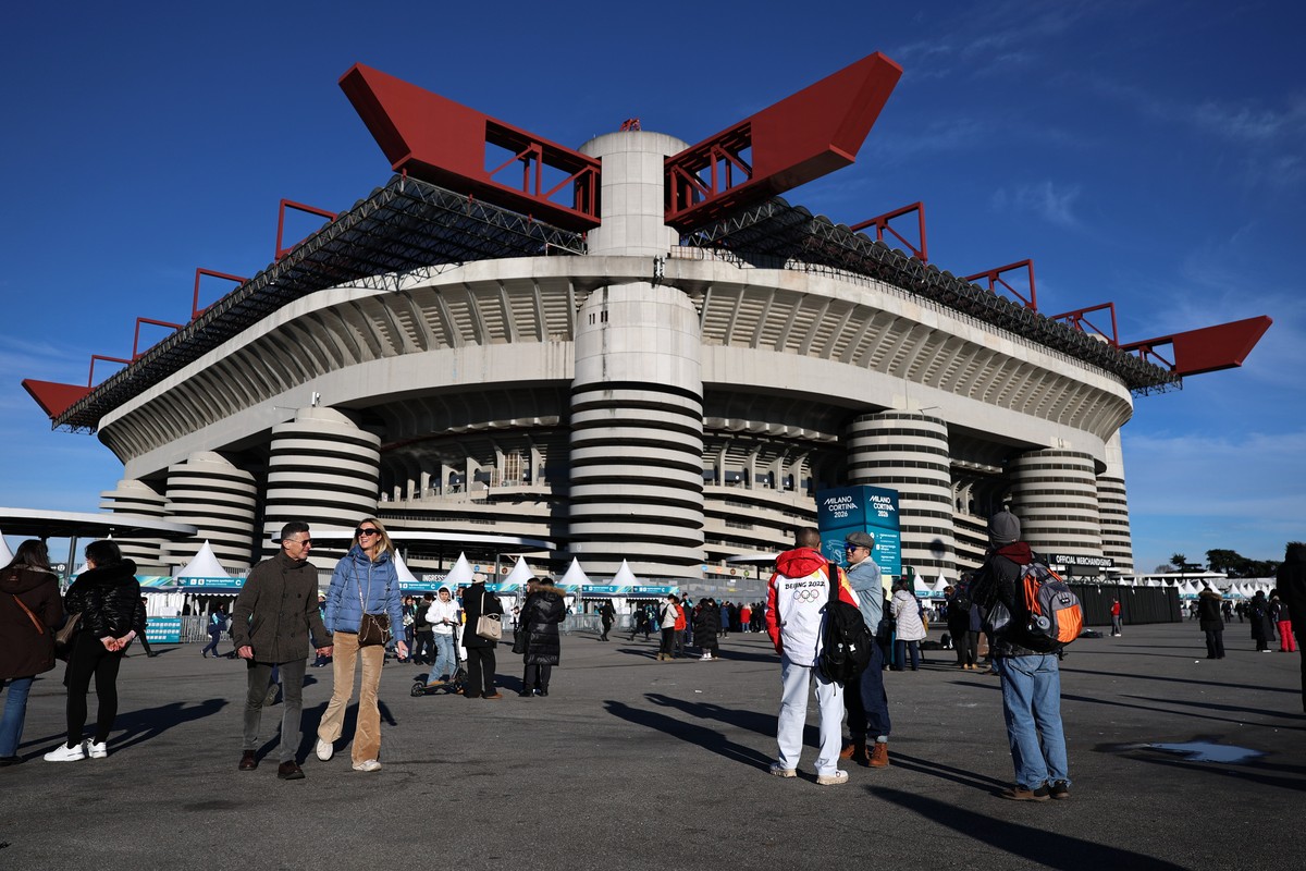 epa12709374 People arrive outside of San Siro stadium ahead of the Opening Ceremony of the Milano Cortina 2026 Winter Olympic Games, in Milan, Italy, 06 February 2026. EPA/NEIL HALL