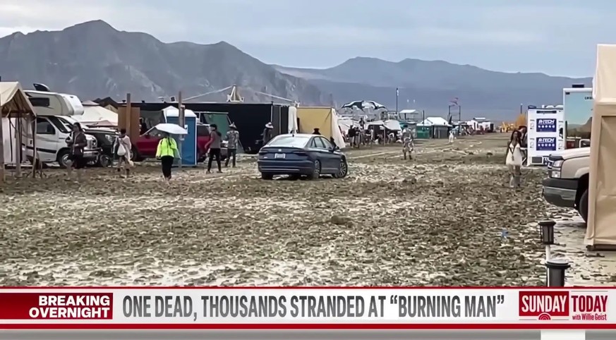 Burning Man 2023 – Autos, die im Schlamm stecken.