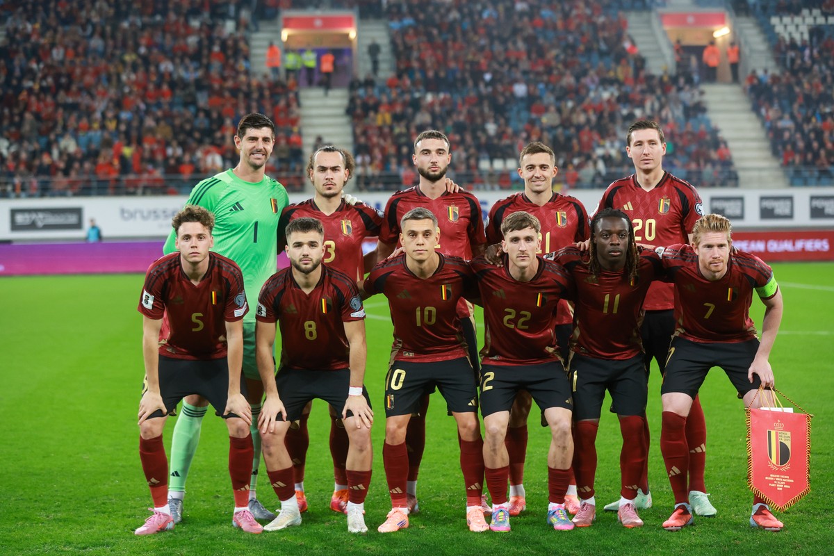epa12445670 Belgium's team lines up for a photo before the the 2026 FIFA World Cup UEFA Qualifiers match between Belgium and North Macedonia in Ghent, Belgium, 10 October 2025. EPA/OLIVIER HOSLET