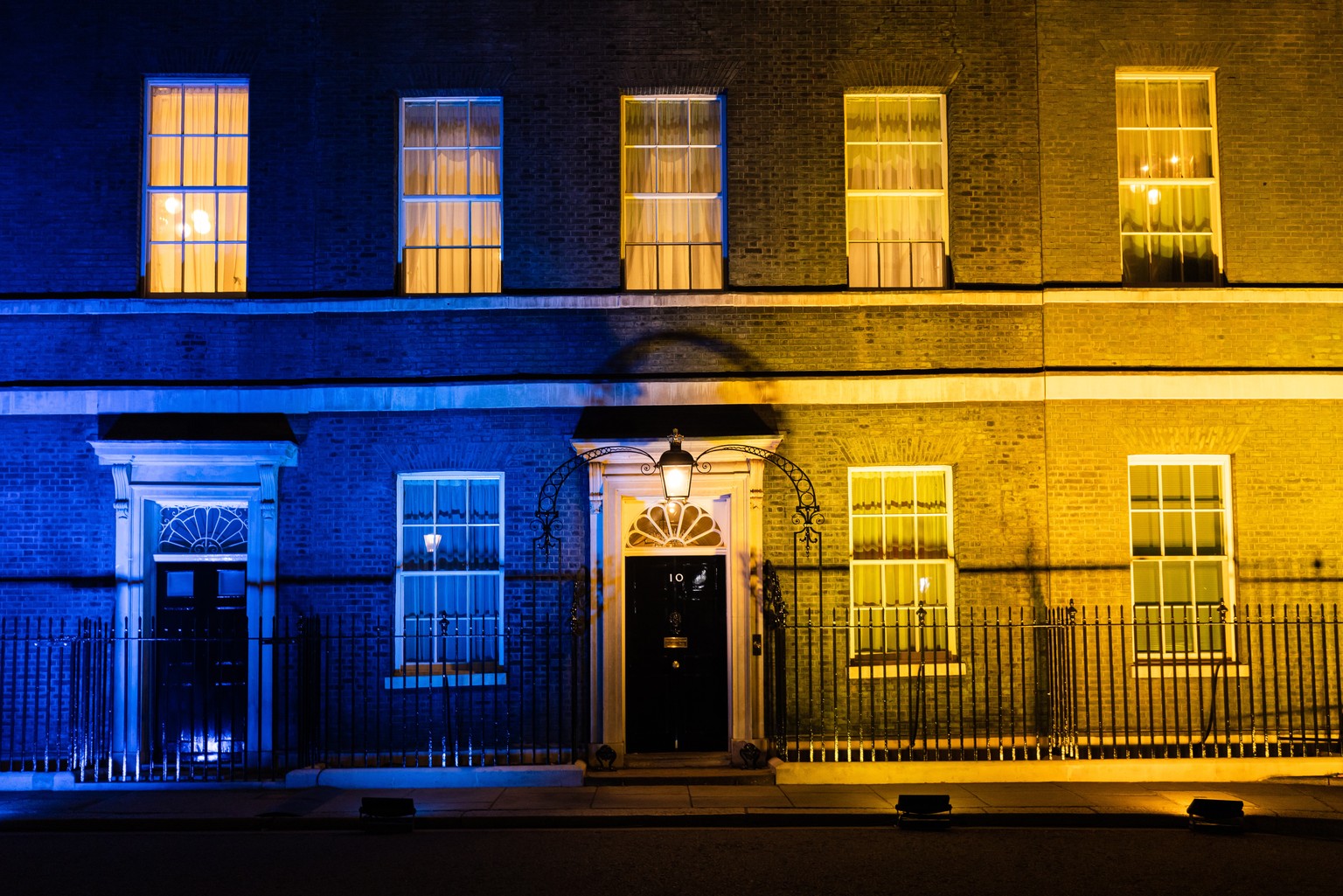 epaselect epa09782387 10 Downing Street is lit up in the colours of blue and yellow in solidarity with Ukraine following the Russian invasion in London, Britain, 24 February 2022. Russian troops launc ...