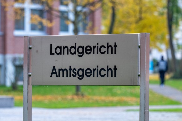 21.10.2025, Bayern, Landshut: �Landgericht, Amtsgericht� steht auf einem Schild vor dem Justizgeb�ude. Dort muss sich ein 33-J�hriger verantworten, der laut Anklage die Haare seiner pflegebed�rftigen  ...