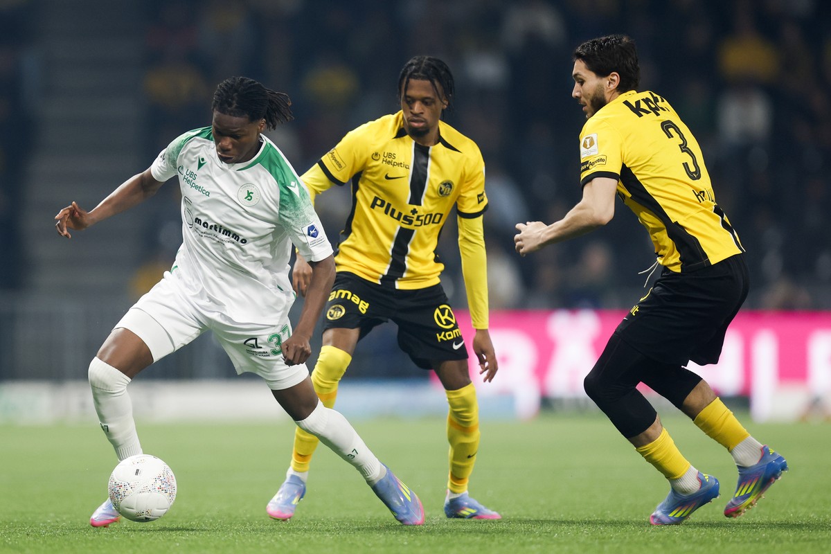Fode Sylla (YS), Alan Virginius (YB) und Jaouen Hadjam (YB), von links, in Aktion im Super League Spiel zwischen dem BSC Young Boys und Yverdon Sport FC, am Samstag, 5. April 2025 im Stadion Wankdorf  ...