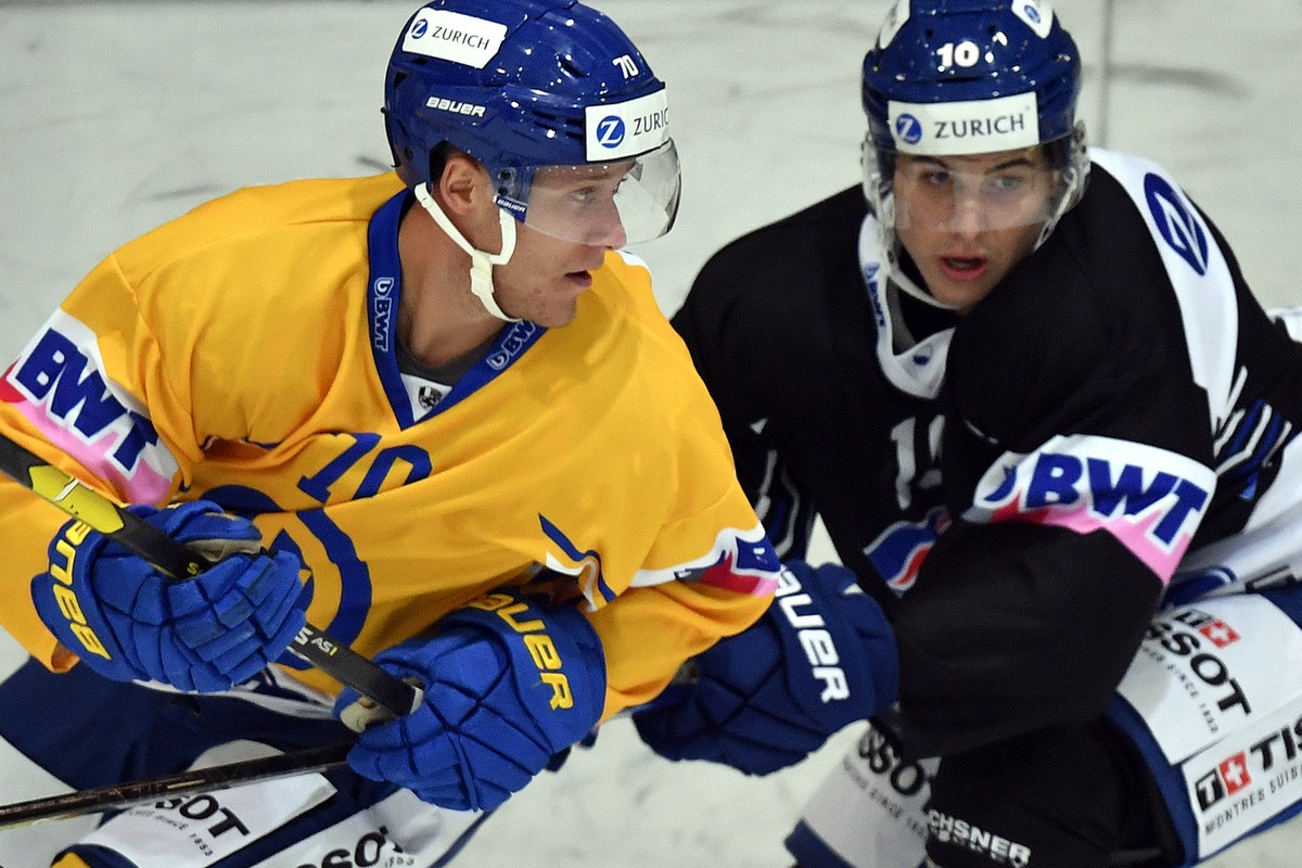 Der Lions Roger Karrer, rechts, gegen den Davoser Enzo Corvi, links, beim Swiss Ice Hockey Cup-1/16 Finalspiel GCK Lions gegen den HC Davos in Kuesnacht am Dienstag, 18. September 2018. (KEYSTONE/Walt ...