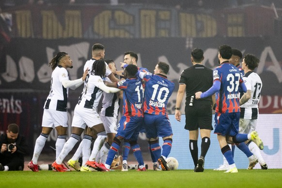 Reibereien unter den Spielern im Fussball Meisterschaftsspiel der Super League zwischen dem Zuerich, FCZ, und dem FC Basel 1893, FCB, im Letzigrund, am Sonntag, 2. Februar 2025 in Zuerich. (KEYSTONE/E ...