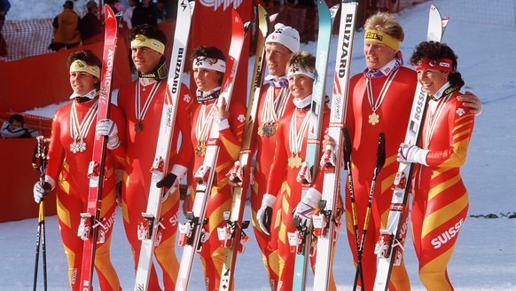 JAHRHUNDERTRUECKBLICK SPORT === SKI WELTMEISTERSCHAFTEN CRANS MONTANA 1987 FIGINI ALPIGER WALLISER ZURBRIGGEN HESS MUELLER⁤ SCHNEIDER === Gruppenaufnahme der erfolgreichen Schweizer ski Nationalmannsch ...