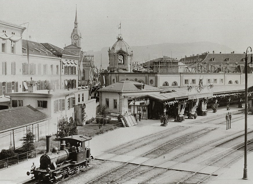 25. Mai 1897: Hauptpostgebäude, Fassade gegen den Bahnhof, beim Empfang des Königs von Siam.&nbsp;