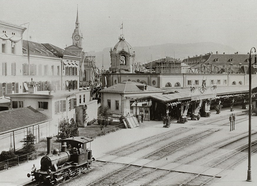 25. Mai 1897: Hauptpostgebäude, Fassade gegen den Bahnhof, beim Empfang des Königs von Siam. 