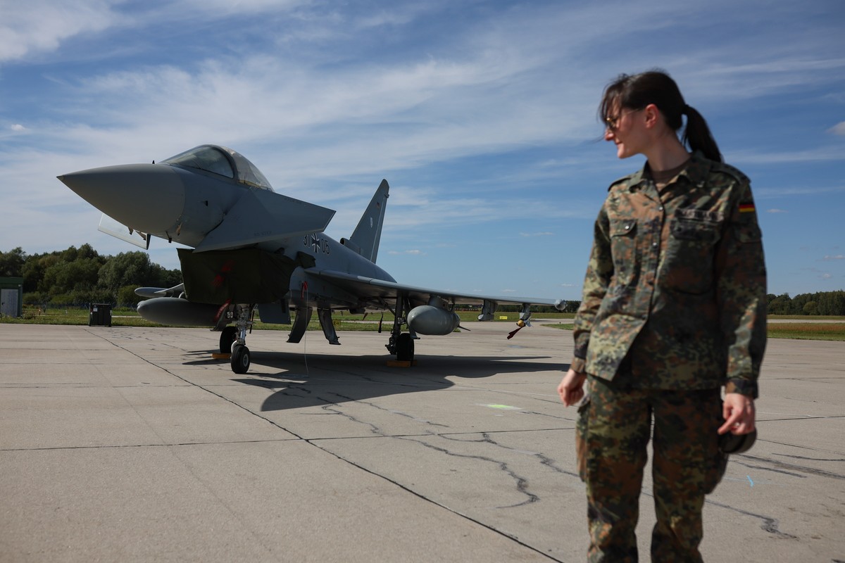 epa12315695 German military personnel during a meeting between Polish and German Air Force inspectors at the 23rd Tactical Air Base in Minsk Mazowiecki, Poland 21 August 2025. Germany?s Luftwaffe sent ...
